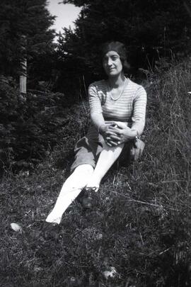 Une femme inconnue assise dans le bois