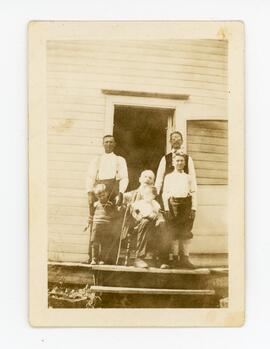 Édouard & Eugène Marcotte, Télesphore assis au milieu et ses petits-fils, Roland, Marcel et Gilles