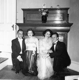 Deux femmes et deux hommes en intérieur
