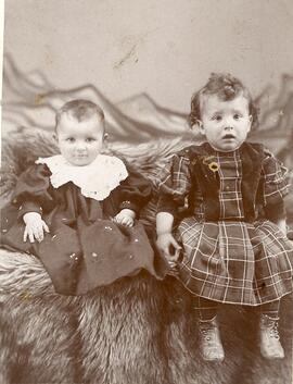 Deux jeunes enfants posant