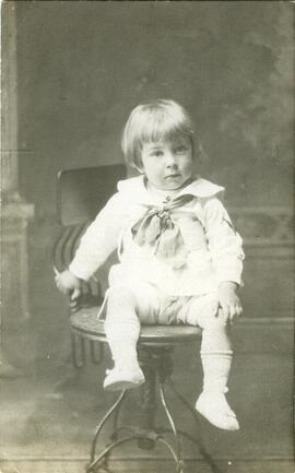 Photographie d’un jeune garçon assis