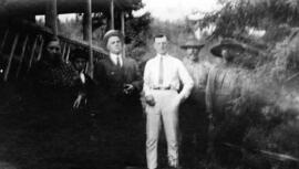 Six personnes près d'un chalet