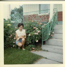 Sylvie Vohl dans le jardin de ses parents