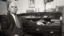 Un homme à son bureau