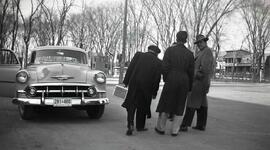 Trois hommes inconnus à côté d'une voiture