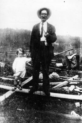 Perron J. N. et son petit-fils Paul-René