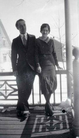 Un homme et une femme sur une galerie