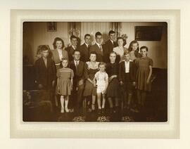 Adrien Vohl et Yvonne L’Écuyer avec leurs 12 enfants et Sara Julien