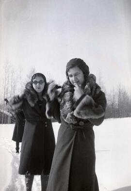 Deux femmes inconnues en hiver