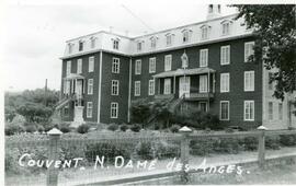 Couvent Notre-Dame-des-Anges avec coté couvert de déclin de vinyle