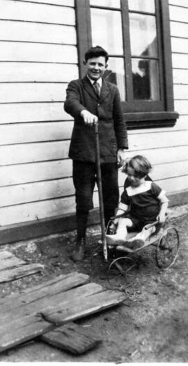 Un jeune homme et une fillette