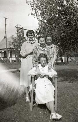 Burns Jeanne (assise) Trois femmes inconnues