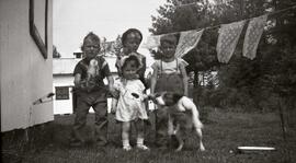 Famille Vachon derrière le garage d'Arthur Vachon