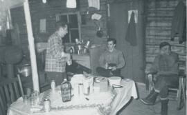 Hommes dans un chalet