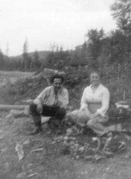 Un homme et une femme à l'extérieur