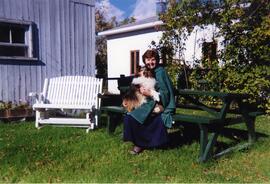 Claudine Vohl derrière la maison de ses parents