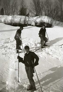 Trois hommes inconnus en skis