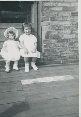 Céline avec poupée