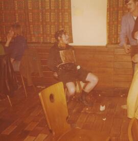 Personne qui se fait casser des œufs sur la tête