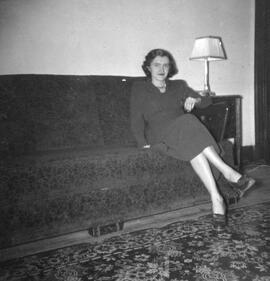 Femme seule sur le canapé