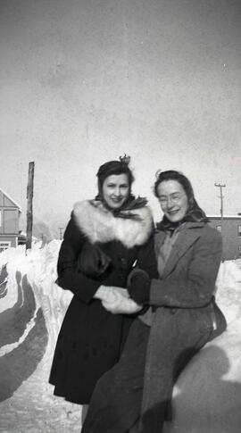 Paré Alphonsine Vachon Irène sur un banc de neige