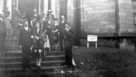 Plusieurs personnes dans les marches de l'église – mariage