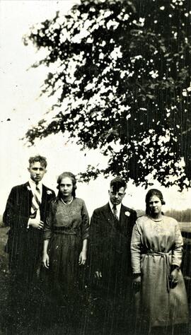 Adrien Vohl (à gauche) avec une femme et un couple