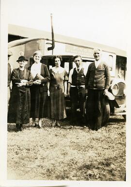 Clara Gauthier, Régina Gauthier et Anthyme Dussault devant la roulotte à chevaux de Fortunat Vohl