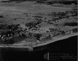 Vue aérienne du village et du quai