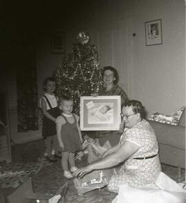 Bédard Louise Diane Vachon Louisette Burns Laura devant un arbre de Noël