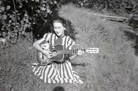 Vachon Irène avec une guitare