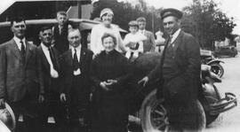 Famille et conducteur devant une voiture