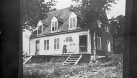Photo de 1918 Construit vers 1790 Maison Louise et Guy Duchesneau situé au 150 route 138