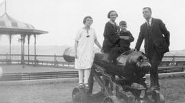 Un homme, une femme, un garçon et une fille debout ou assis sur un canon