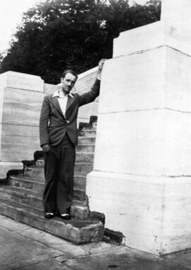 Un homme près d'un monument