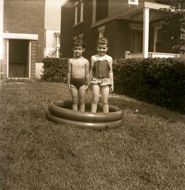 Deux enfants dans la piscine