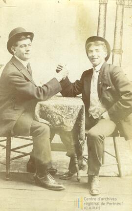 Deux hommes élégants se serrant la mains (tir aux poignets) « Gorilla Laperrière (gauche) et Alfred Lizot (droite) »