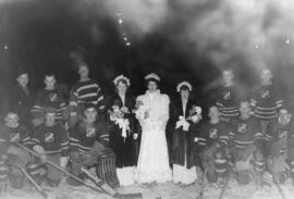 Une équipe de hockey avec trois femmes au milieu - Carnaval