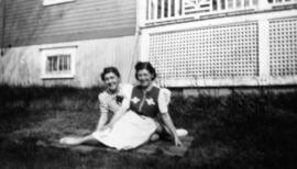 Deux femmes assises dans le gazon