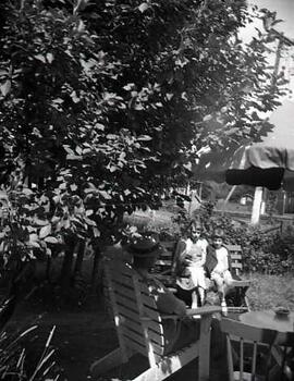 Un homme et deux fillettes