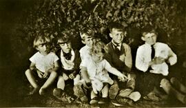 Six enfants Vohl dans le jardin