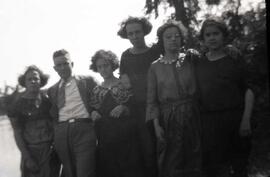 Cinq femmes et un homme debout