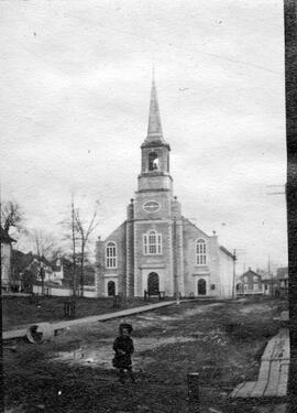 Enfant près d'une église