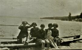 5 jeunes femmes dans une rivière à billots