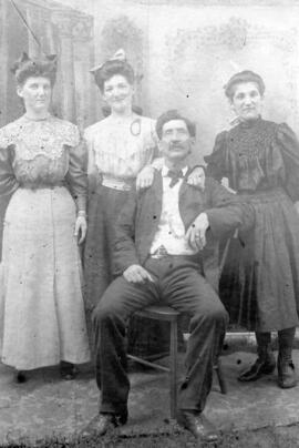 Jos. N. Perron et probablement ses trois filles, incluant blanche