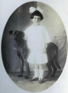 Portrait d'une jeune fille avec un chien