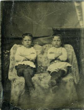 Deux jeunes jumeaux posant assis