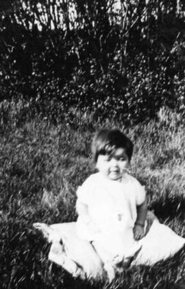 Louise assise dans le gazon