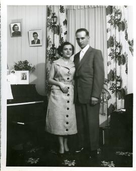 Bernard Vohl et Rolande Gingras dans le salon chez Adrien Vohl et Yvonne L’Écuyer