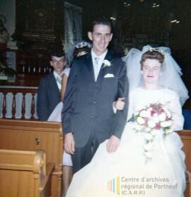 Photo de mariage à l’intérieur de l’église
